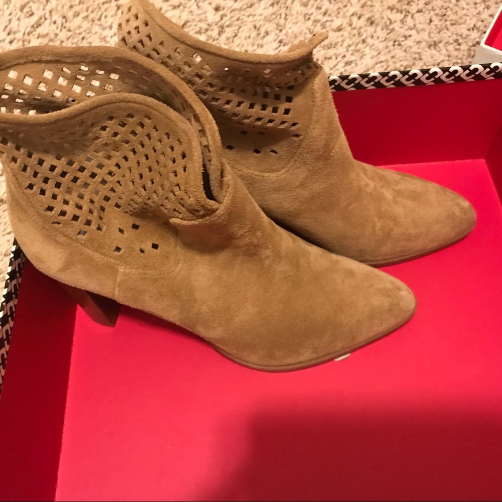 NWT size 7 Diane von Furstenberg tan boots